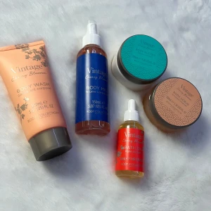 Vintage Cherry Blossom Body Collection - Upptäck Vintage Cherry Blossom Body Collection med en härlig doft av körsbärsblom. Setet innehåller en body wash, body mist, body butter, body scrub och bath oil. Perfekt för en lyxig och väldoftande hudvårdsrutin. Inget är andvänt.