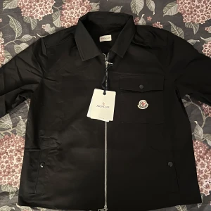 Moncler Overshirt  - Helt ny! Finns i Göteborg, marknadens finaste kvalitet! Fast pris, kan fraktas. 