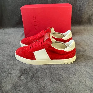 Valentino Flycrew Röd | 44-45 - Vad vi tidigare sålt på en annan sida här på plick.