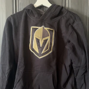 Vegas Golden Knights Hoodie - En Vegas Hoodie i bra skick. Storlek XS 🏒🏒