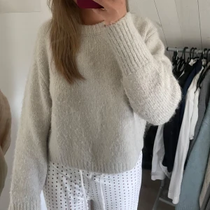 Beige stickad tröja från Zara - Mysig beige stickad tröja från zara. Tröjan har långa ärmar och en klassisk rund halsringning. Står storlek L i tröjan men skulle säga den sitter som en S