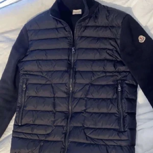 Blå Moncler cardigan.  - Säljer min Moncler cardigan super bra skick och kommer passa perfekt till våren 