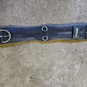 FornicA gjord 65cm - Westernsadelgjord i svart från FornicA i stl 70 cm (står 65 cm på gjorden, 82 cm är hela längden).