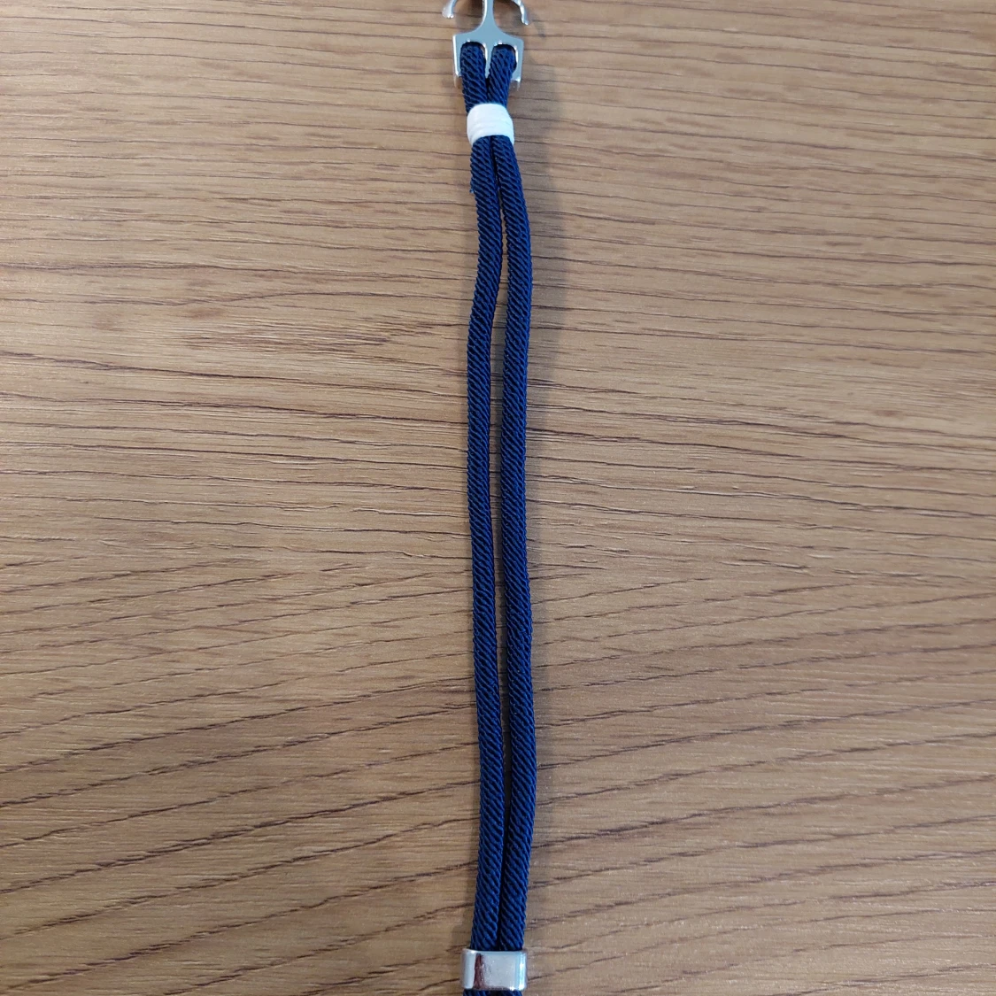 Blått armband med silverdetaljer - 1