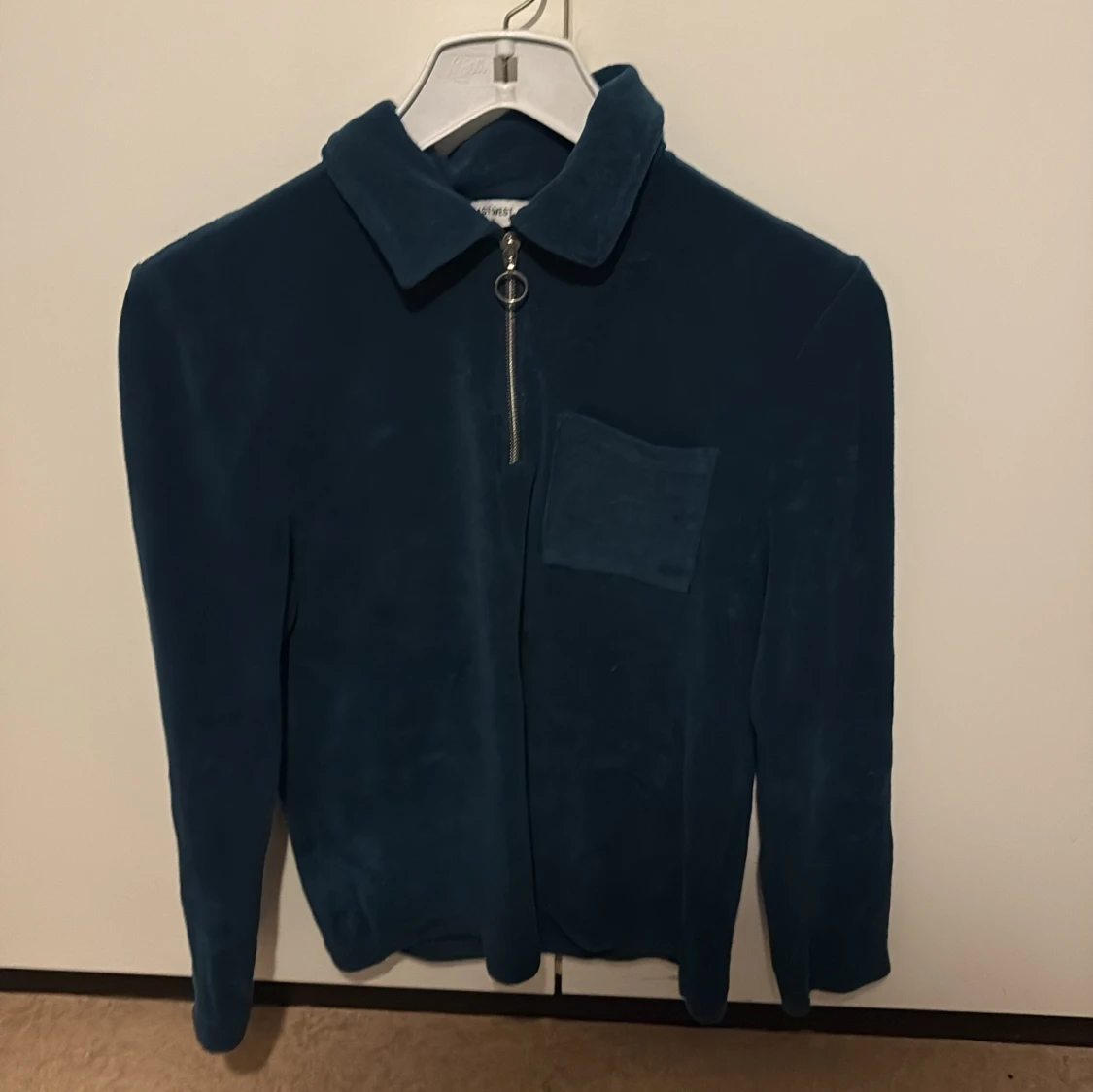 Mörkblå fleecejacka med dragkedja