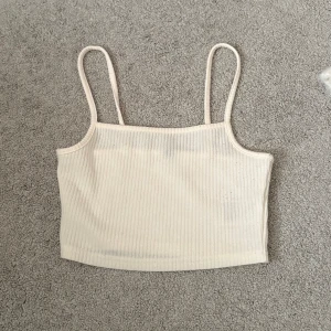 Vitt linne - Säljer ett vitt linne ifrån H&M i storlek S, använd några gånger men inga defekter/fläckar. (Lite genomskinlig) Pris går att diskuteras, för fler bilder eller frågor skriv privat💕