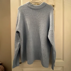 Blå stickad tröja från lager157 - Blå stickad tröja från lager157. Använd flera gånger och lite nopprig.