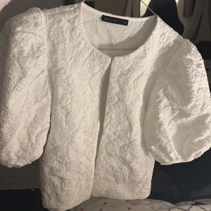 Vit broderad jacka från Mohito - Säljer elegant vit broderad tröja från Mohito. Tröjan har puffiga ärmar. Har använt den ba 1 gång ❤️❤️