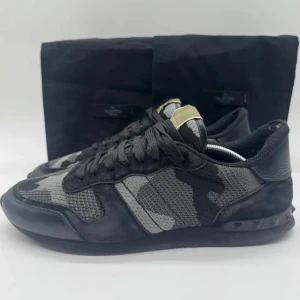 Valentino Rockrunner svart/gråa - Valentino Rockrunners – Skick: 7/10 – Tillbehör: Två dustbags – Storlek 43, sitter som 44 – Nypris ca 7500 kr. Klassiska och stilrena sneakers, perfekta för både vardag och fest!