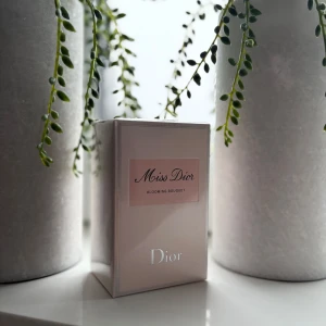 Miss Dior Blooming Bouquet - Säljer en elegant parfym från Dior, Miss Dior Blooming Bouquet. Förpackningen är stilren och feminin i ljusrosa med silverdetaljer. Perfekt för den som älskar blommiga och fräscha dofter.