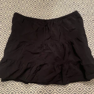 Svart kjol från H&M Divided - Svart kjol från H&M i storlek M, aldrig använt. KÖP ENDAST VIA POSTNORD
