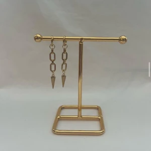 Örhängen - Väldigt fina örhängen! Finns i silver och guld.  Köp för 119kr/st Eller 209kr/paret. Modell 130 Smyckes ställningen finns även att köpa för 299kr!