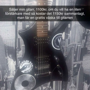 Svart elgitarr med klistermärken - Säljer en svart elgitarr dekorerad med flera klistermärken. Gitarren har en unik form och är utrustad med dubbla humbuckers. Perfekt för rock- och metalentusiaster. En gratis väska ingår vid köp och sladd. Pris kan diskuteras. Om du bor i Örebro kan vi mötas upp. 