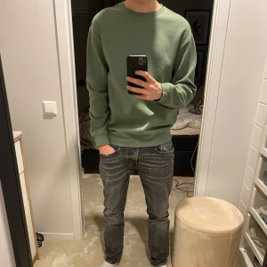 Grön sweatshirt - Säljer en stilren grön sweatshirt med rund hals och långa ärmar. Perfekt för en avslappnad look. Passar bra till jeans eller chinos. Storlek s sitter som M. Pris ej hugget i sten