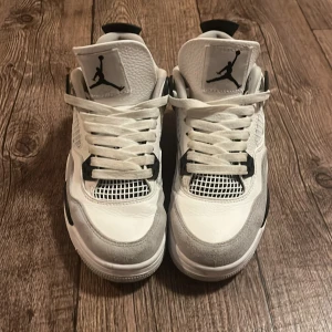 Nike Air Jordans Retro Military Black  - Snygga Nike Air Jordans Retro Military black  med klassisk snörning och ikonisk logga. Skorna har en stilren design med svarta detaljer och en bekväm passform. Perfekta för dig som vill ha en sportig och trendig look. Skolådan ingår. Skriv om ni har några frågor eller funderingar om skorna. 