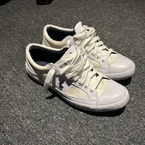Vita sneakers från Polo Ralph Lauren - Snygga vita sneakers från Polo Ralph Lauren med klassisk design. Skorna har snörning och en diskret logotyp på sidan. Väldigt bra skick.