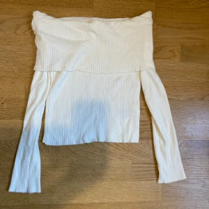Off shoulder tröja  - Säljer denna superfina off shoulder tröja som knappt är använd