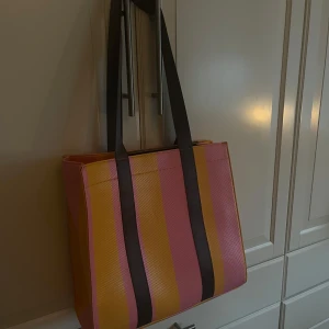 Randig totebag  - 💕💕