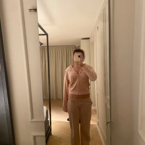 juicy couture set rosa  -  Har haft länge använder använda inte är i  jättebra skick Skriv gärna om intresserad💋 jag säljer hela setet 