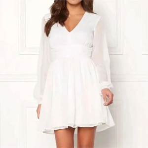 Studentklänning - Säljer min studentklänning från Bubbelroom i storlek 36/S. Köp för 699kr och säljs för 400, men pris går att diskuteras. Använd en gång, i mycket bra skick. Skriv för fler bilder och frågor. 