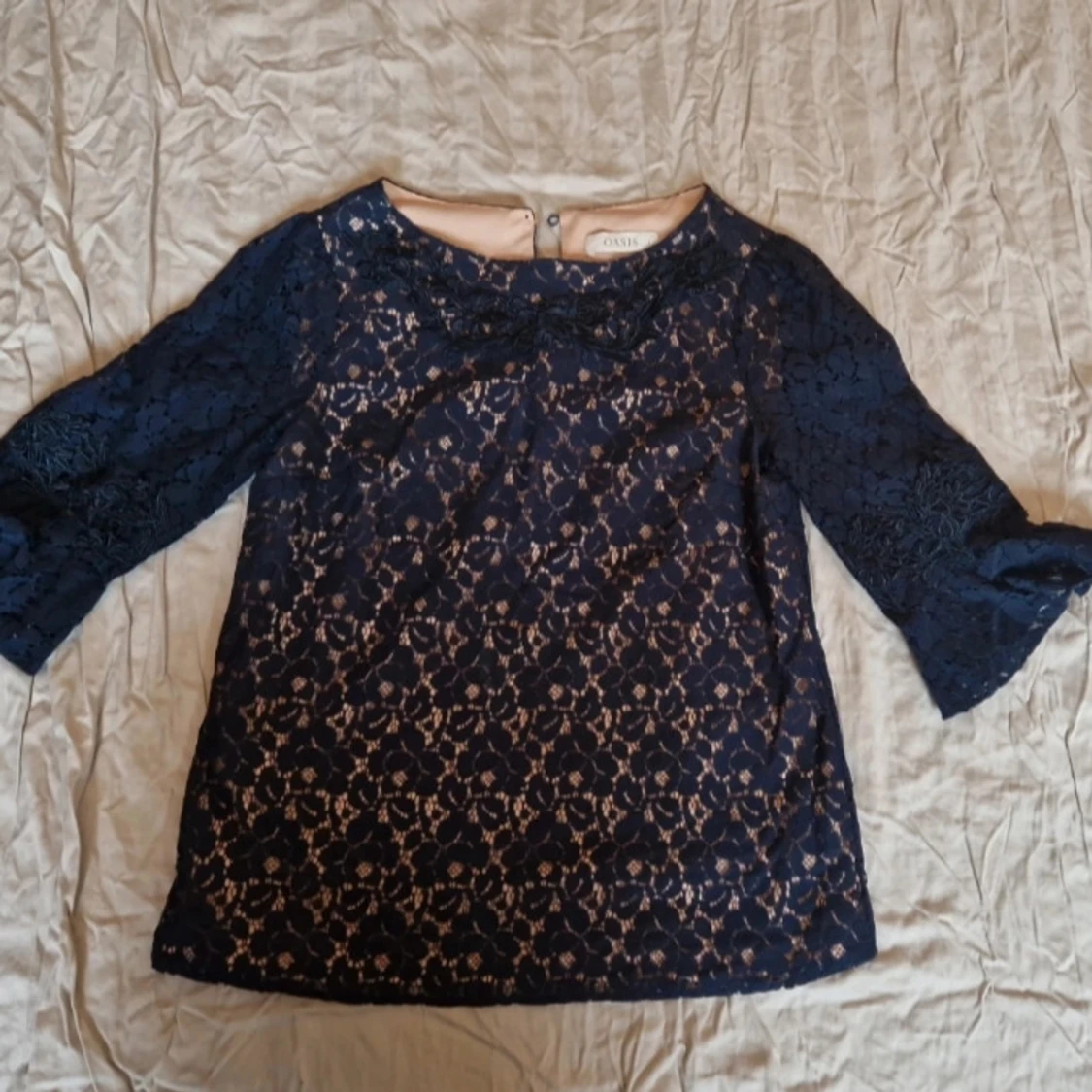Mörkblå spetsblus från Oasis