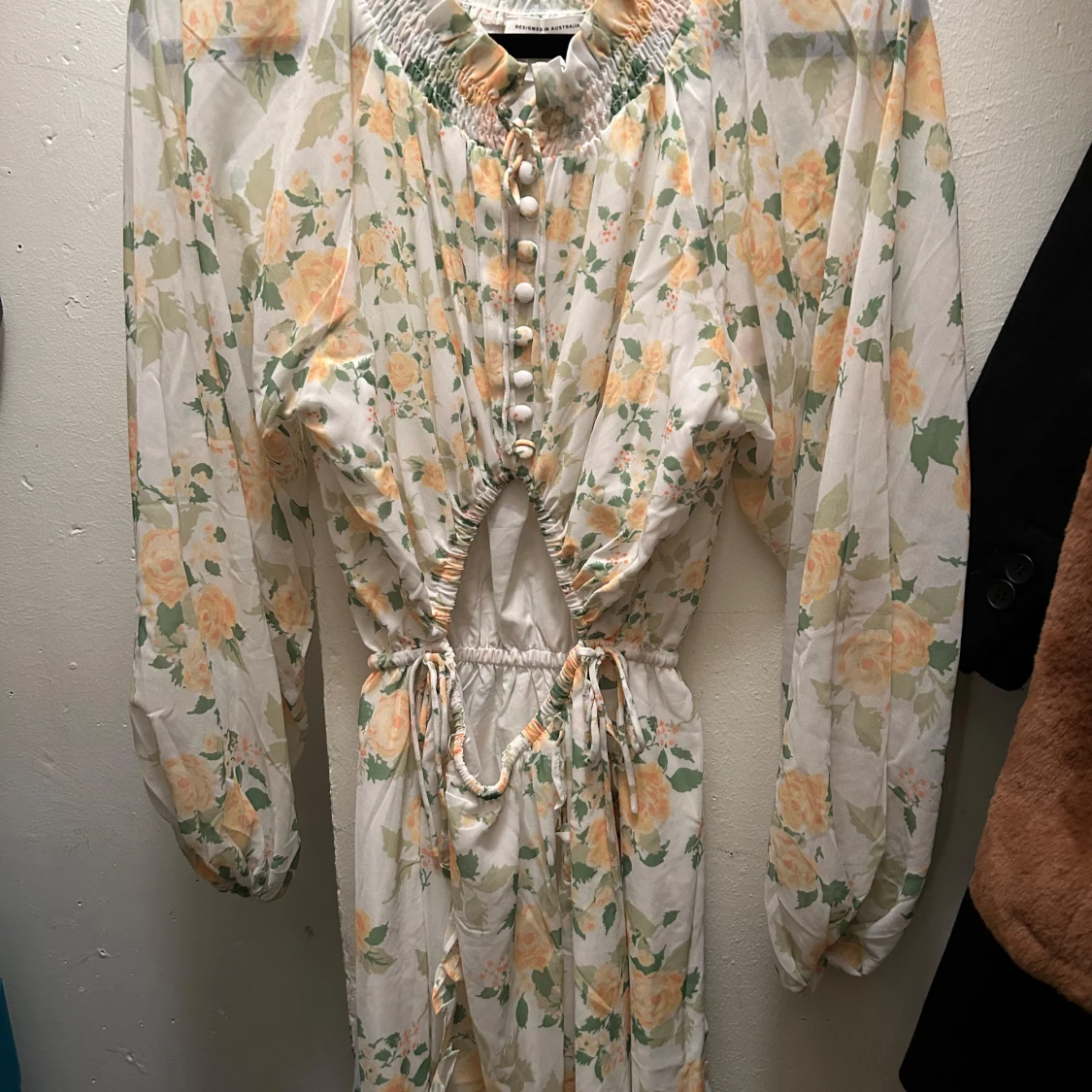 Blommig klänning med knappar - 3