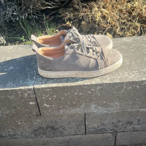 Grå sneakers med snörning - Säljer ett par grå sneakers med snörning. Skorna har en stilren design med en bekväm sula och är perfekta för vardagsbruk. De har en diskret look som passar till det mesta.