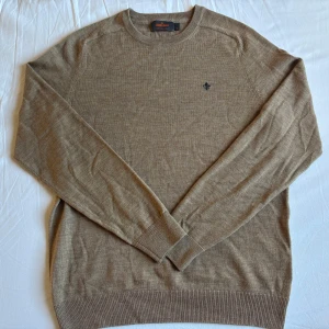 Beige merinoulltröja från  Morris - Säljer en stilren  beige/brun tröja från Morris i 100% merinoull. Extremt bra skick Inga fläckar eller slitningar. Storlek Medium. Tveka inte att fråga vid funderingar!