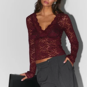 Vinröd spets topp! - Säljer den här fina spetstoppen från Gina som tyvärr är för liten! Använt fåtal gånger och väldigt bra skick! 🥰