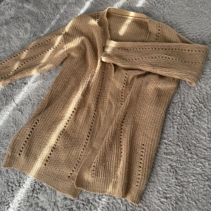 Tröjor koftor - Tröjor& koftor i bra skick. Första beige koftan för 99kr, strl S, andra tröjan med slits på sidorna 49kr strl XS, grå kofta strl S 79kr 