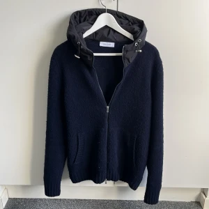 Mörkblå jacka från Gran Sasso - Säljer en mörkblå cardigan från gran sasso, riktigt snygg och svår att få tag i. Den är i storlek 50 så passar s/m. Den är i riktigt bra skick 9/10 använd ett fåtal gånger, perfekt till våren. Hör av dig vid minsta fråga//Liam