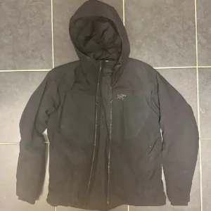 Arcteryx Proton  - Arcteryx Proton Heavyweight Hoody FW23. Storlek S men passa M super bra. Nypris 3799kr. Har haft jackan i 2 månader och är näst in till nyskick, den är ganska tunn men är fortfarande jätte bra på att behålla värmen.