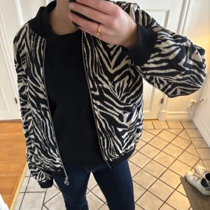 Zebramönstrad bomberjacka - Såå cool zebra jacka i one size, skulle säga passar xs-m, perfekt till våren, köpt i en liten butik i Göteborg. Endast använd två gånger så i mycket bra skick💗