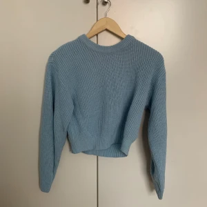 Stickad tröja  - Ljusblå stickad tröja med ballongärm från h&m. Strl xs. Skriv för mått🩵