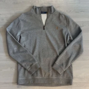 Ralph Lauren half zip  - Riktigt fet och nästan helt oanvänd grå raffe halfzip. Storlek XL men passar L! Skriv privat för mer frågor