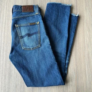 Nudie jeans Steady Eddie  - Nudie, modell steady Eddie. Avklippta så lite kortare ungefär längd 29,5 tum. Storlek lapp W28 L32. Någon lite fläck där på bakfickan se bild. Fint skick i övrigt. 