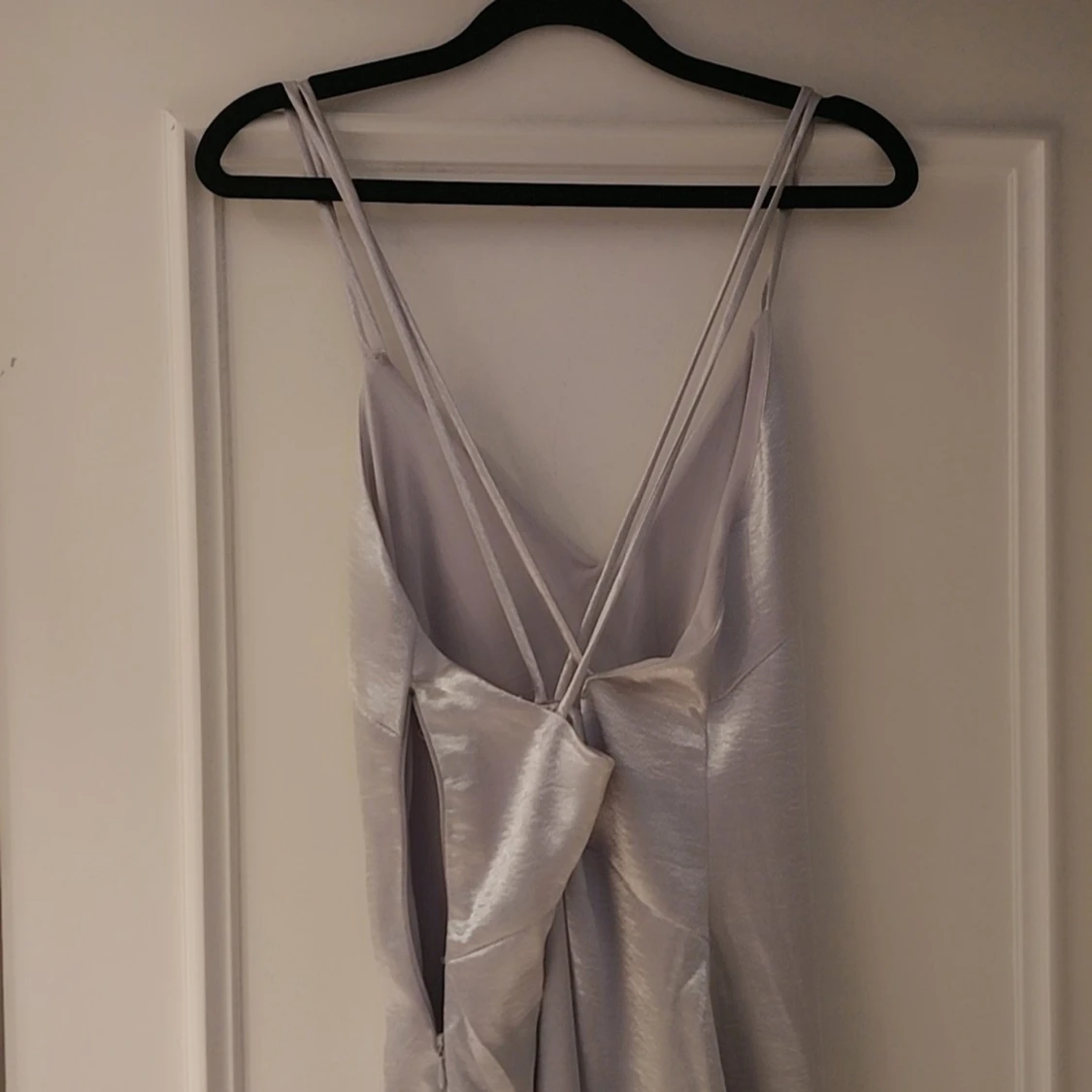 Silverfärgad klänning med smala axelband - 3