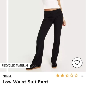 Svarta lågmidjade kostymbyxor från Nelly - Snygga svarta kostymbyxor från Nelly med låg midja. Byxorna har en klassisk passform och är tillverkade av återvunnet material. Perfekta för en stilren look. Slutsålda. Har lappen kvar.