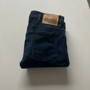 Replay jeans  - Skit feta replay jeans som nästan är i nyskick, nypriset på dessa ligger runt 1800 vårat pris är 499 som är väldigt bra🙌🏻priset kan alltid diskuteras 