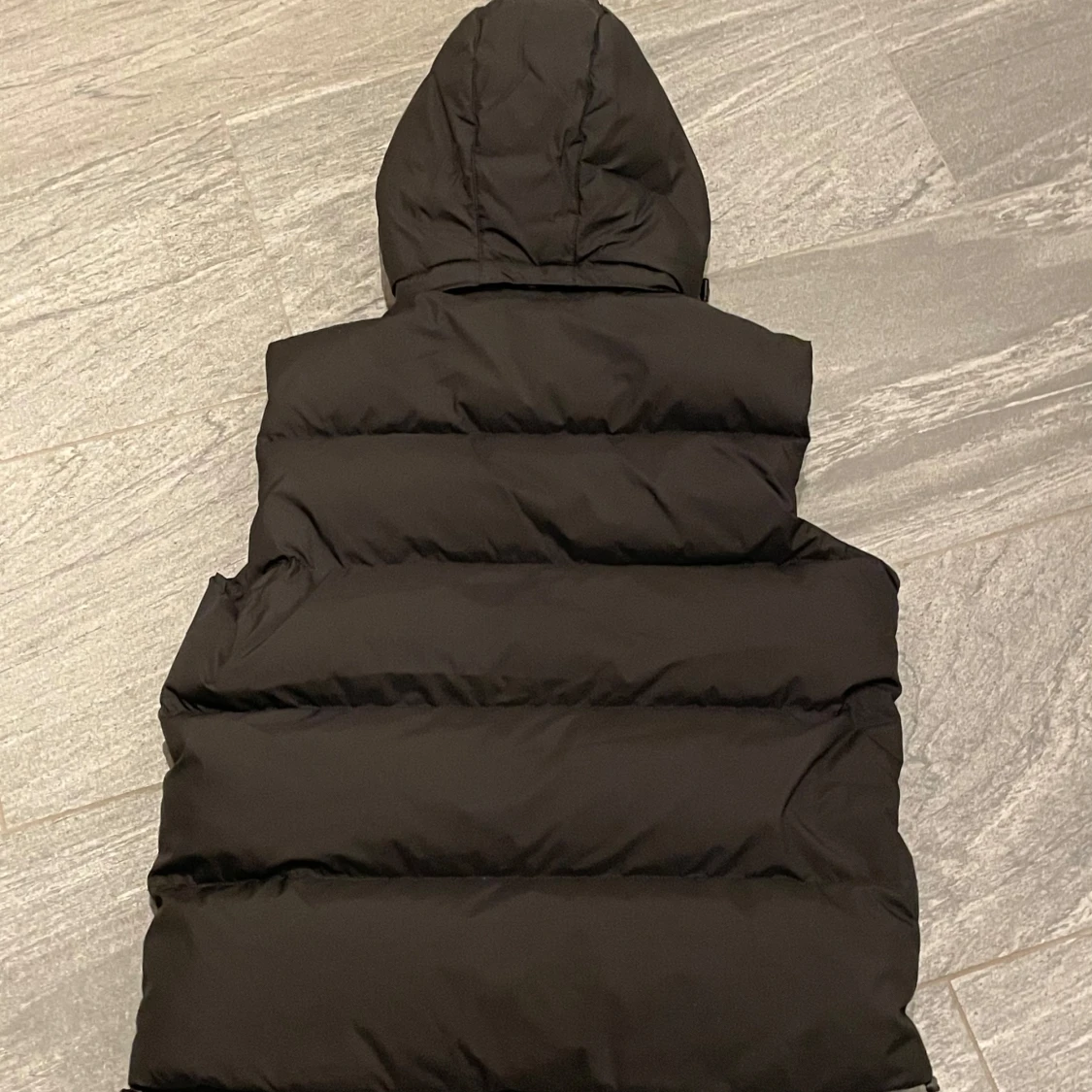 Svart dunväst med avtagbar huva - 1