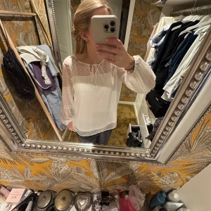 Vit blus från VILA - använd fåtal gånger, säljer då den inte kommer till användning . Storlek 38🙌🌸