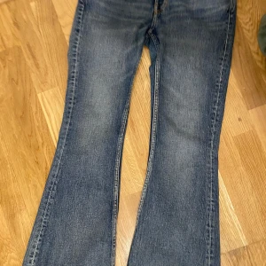 weekday low waist flare jeans - nästan oanvänd och känns helt ny! köpte för 590. storlek S. W 26 L 32