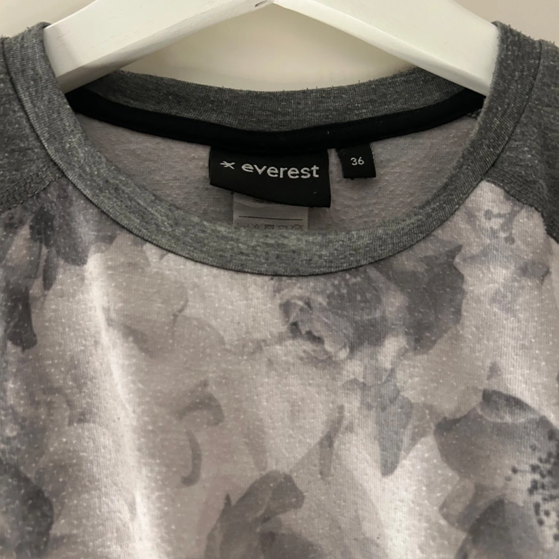 Grå blommig underställströja från Everest - 2