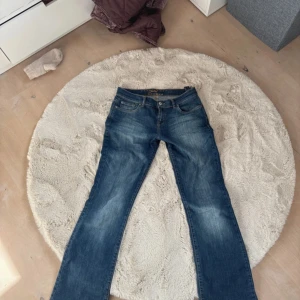Låg midjade bootcut jeans - Låg midjade bootcut jeans från Zara. Bra skick utöver en liten fläck på in sidan som inte syns igenom. Strl 42: 84cm i midjan och 85 cm i innebensmått. Lite stora på mig som Medium.