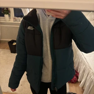  The North Face jacka  - Säljer en snygg och varm jacka från The North Face i grönt och svart. I fint skick🫶🏼