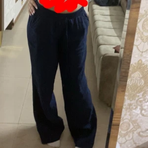 Mörkblå linnebyxor från Briggs - Snygga mörkblå linnebyxor från Briggs i storlek S. Byxorna har en loose passform med elastisk midja för extra komfort. Perfekta för en avslappnad stil. Org pris 270kr