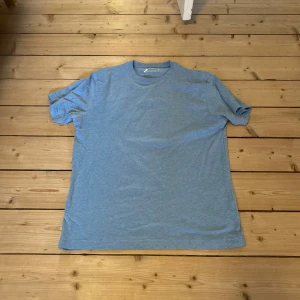 Blå t-shirt från Dressmann - Säljer en klassisk blå t-shirt från Dressmann i storlek M. Den är i bra skick och har ett väldigt skönt tyg. Vid funderingar eller fler bilder så är det bara att kontakta mig! Kolla även in min sida. Säljer kläder sjukt billigt och då har du chansen att köpa bundles🤩  Med vänlig hälsning, 👋 