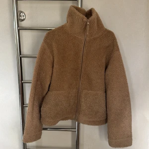 Beige teddyjacka med dragkedja - Virala hm teddy jackan! 