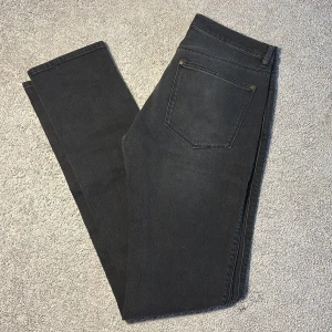 Acne studios jeans med slitningar - Svarta acne studios jeans | Skick 8/10 | Storlek W30 L34 sitter som W30 L32 | Komm vid intressen och tveka ej på att fråga