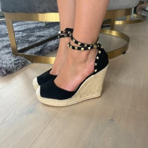 Espadrillos med nitar - Snygga svarta espadrillos/kilklackar med nitar i strl 39! Har använt skorna 1 en gång så dom är k nyskick🙌🏼